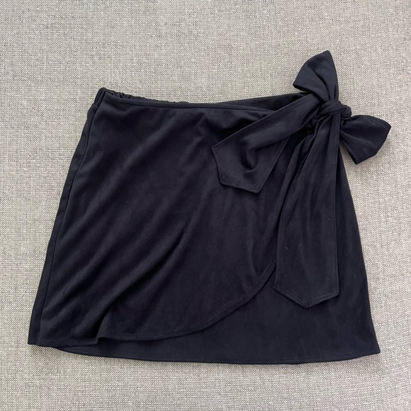 Elegant Faux Suede Navy Wrap Skirt with Bow Detail - Picture 1 of 5